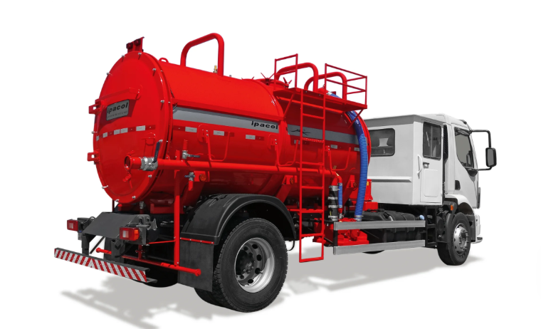 Distribuidor de adubo orgânico líquido lobular acoplado ao caminhão DLC Ipacol para captação e transporte de água e dejetos.