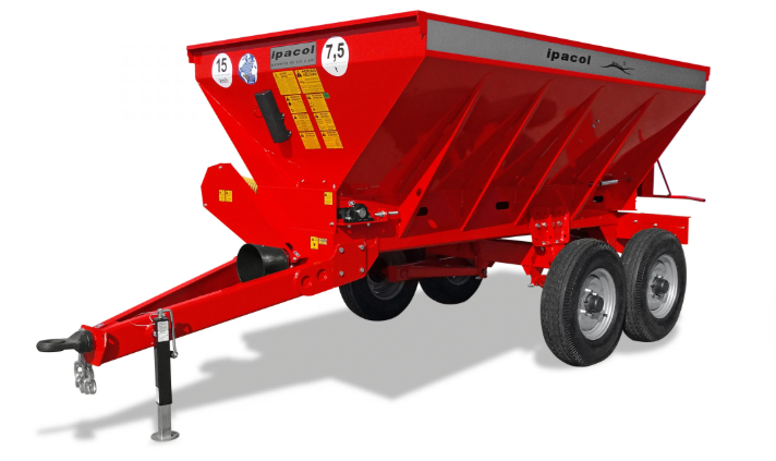 "Folheto comercial de página única do distribuidor agrícola de adubos e calcário Ipacol, modelo DSE. O fundo é branco com detalhes nas cores vermelho e cinza escuro. No topo, há um cabeçalho vermelho com o logotipo da Ipacol à esquerda e o nome do modelo DSE em destaque. O folheto exibe cinco fotos em diferentes ângulos de um implemento agrícola do tipo carreta distribuidora na cor vermelha, equipada com caçamba em formato de funil e pneus pretos robustos. Duas imagens grandes do lado esquerdo mostram o equipamento de perfil e pela traseira, destacando o eixo cardan amarelo na lateral. Do lado direito, há textos técnicos com tópicos em vermelho sob o título 'Qualidade e Eficiência!', fotos menores mostrando o interior da caçamba com a esteira transportadora e o sistema traseiro de discos rotativos de distribuição, além de uma lista de itens opcionais no canto inferior direito."