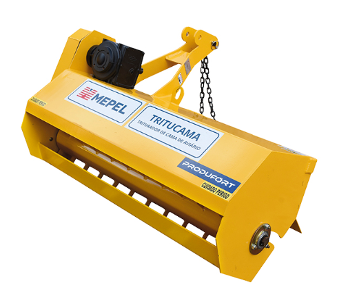 Triturador de cama de aviário Tritucama Mepel amarelo para descompactação e afofamento do lote.