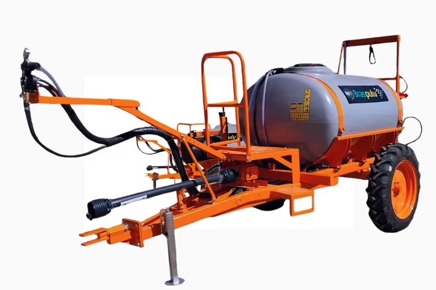 Pulverizador agrícola Braspec 2000 Cross Braspulv com barras curtas para pastagens.